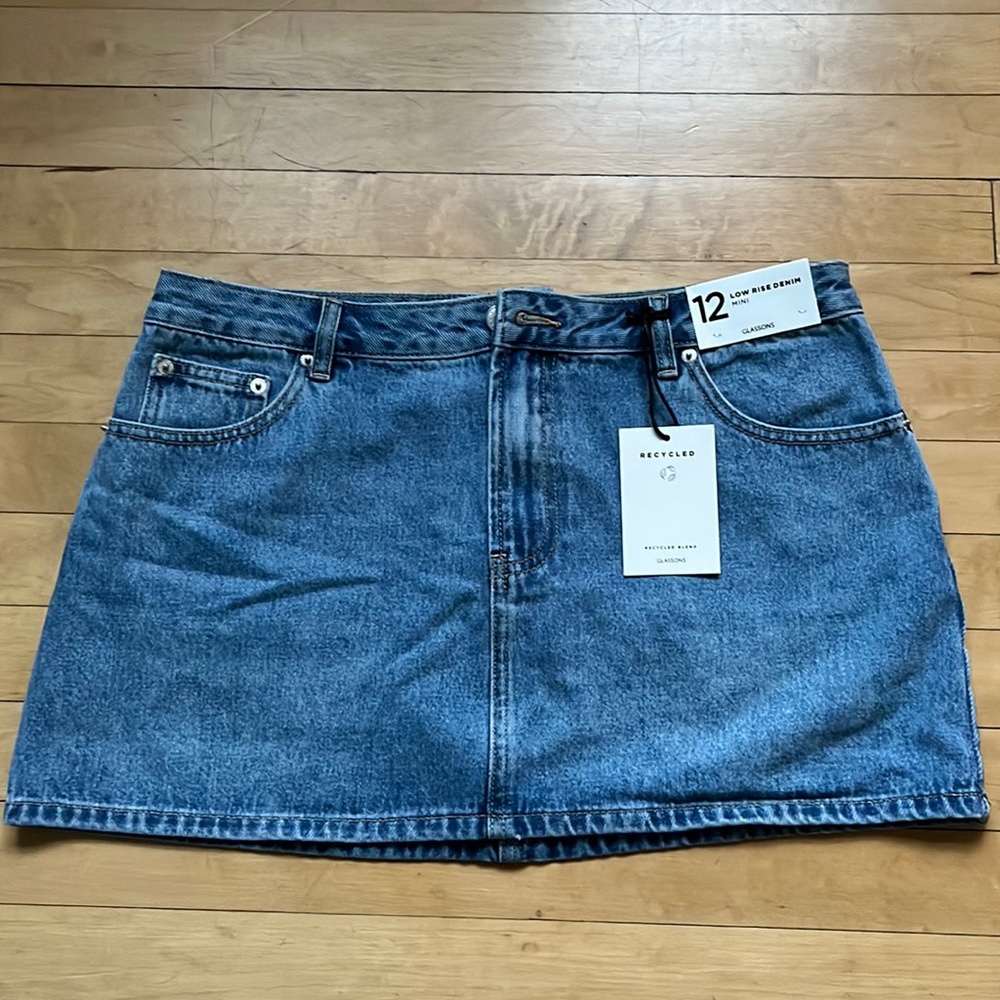 Glassons low rise denim mini skirt.